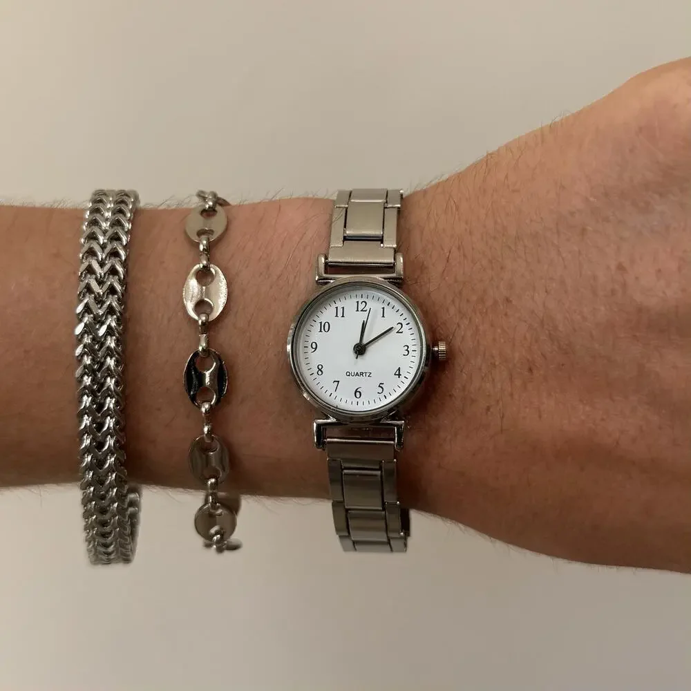 Y2K Silver Round Quartz Watch Minimalist Style Unisex 8.5